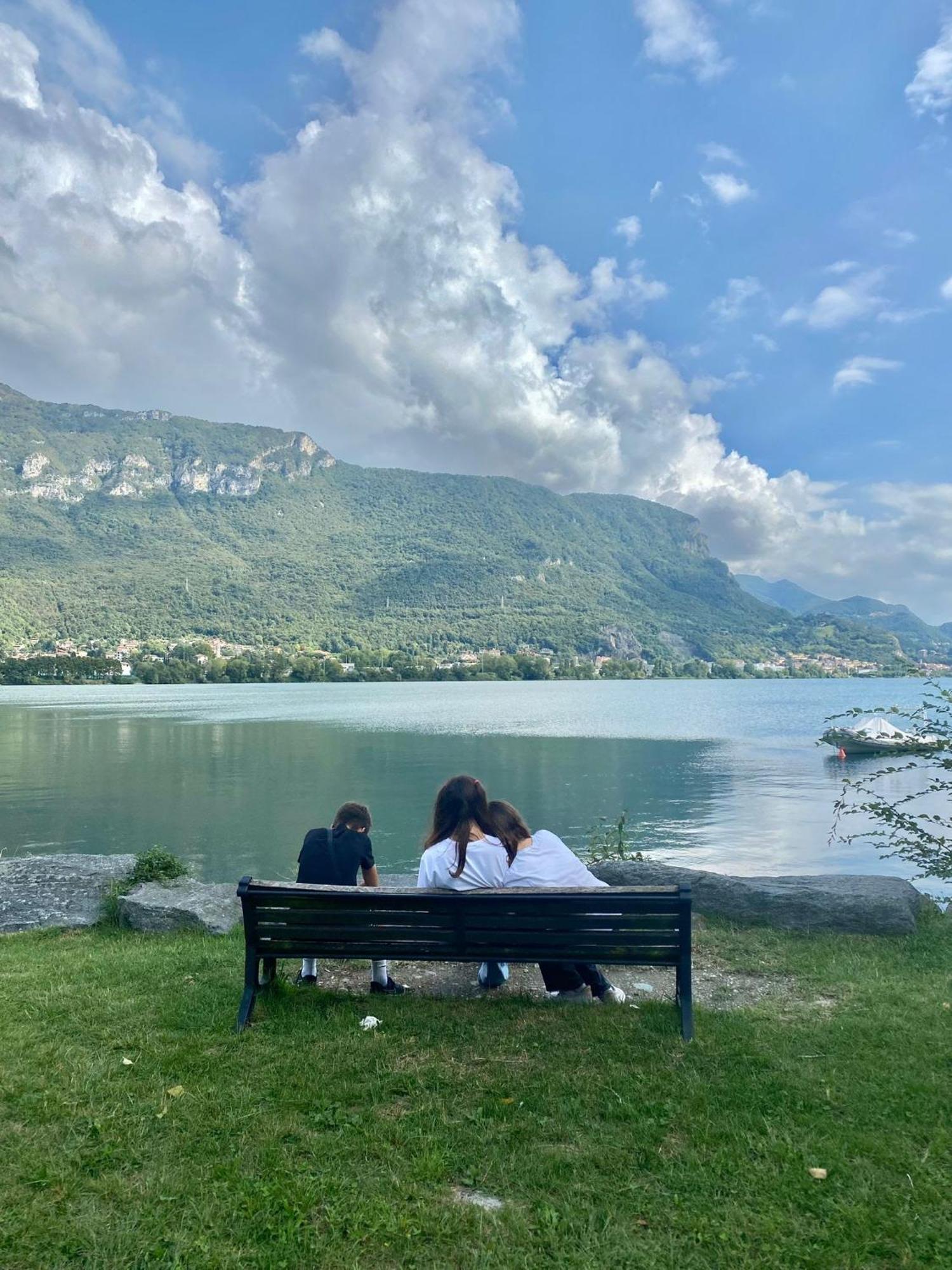 Le Rose Sul Lago Pescate Kültér fotó