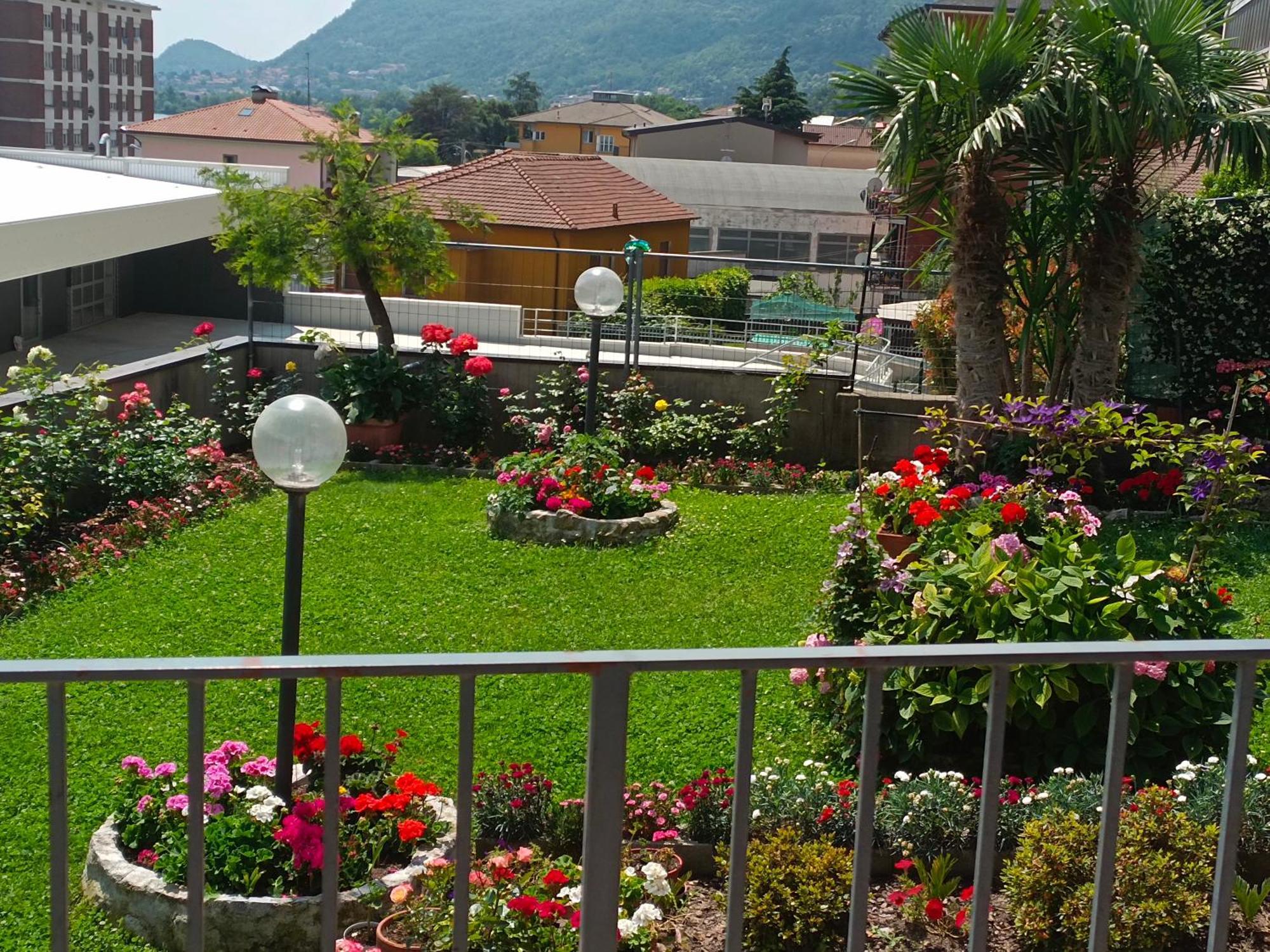 Le Rose Sul Lago Pescate Kültér fotó