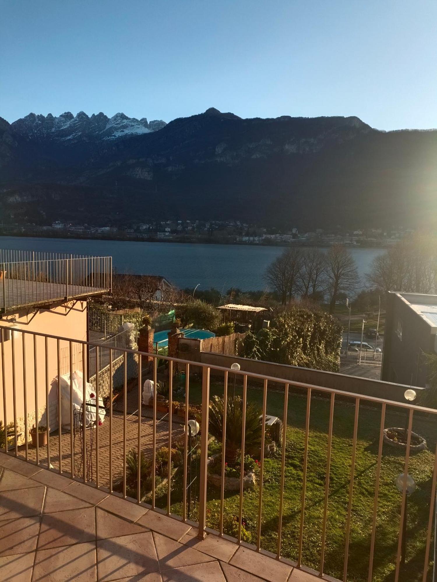 Le Rose Sul Lago Pescate Kültér fotó